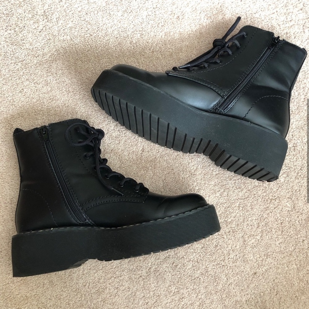 🌿 Black Platform Combat Boots